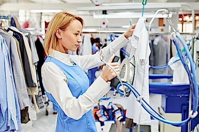 Kuru temizleme firması seçerken aşağıdaki faktörlere dikkat etmek önemlidir: